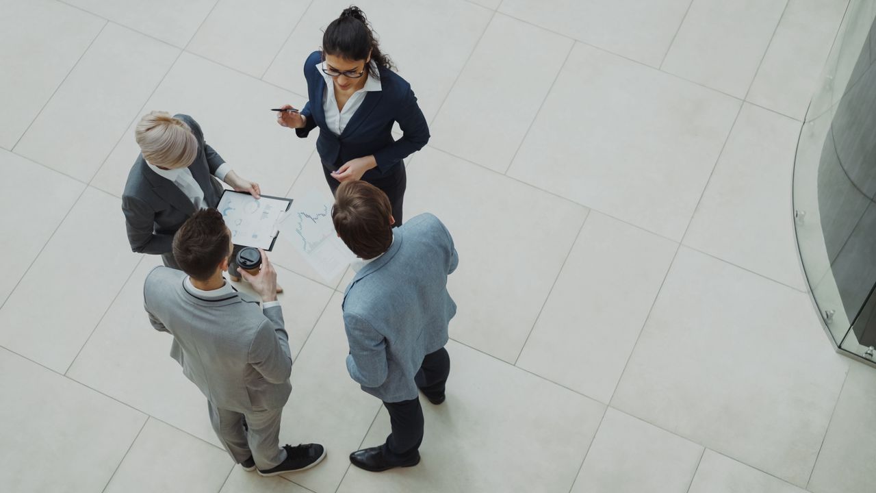 Un groupe de professionnels du business collabore dans un environnement de bureau.